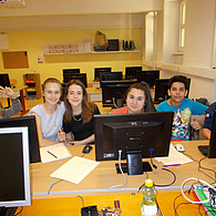 Schülerinnen und Schüler vor ihren Computern im Klassenzimmer