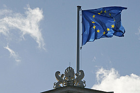 EU-Flagge am Dach des Österreichischen Parlaments