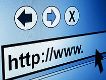 Adresszeile eines Browsers auf blauem Hintergrund