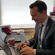 Nationalratsabgeordneter Gerald Loacker vor seinem Computer.