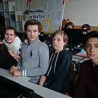 Blick ins Klassenzimmer mit Schüler und Schülerinnen vor ihren Computern.