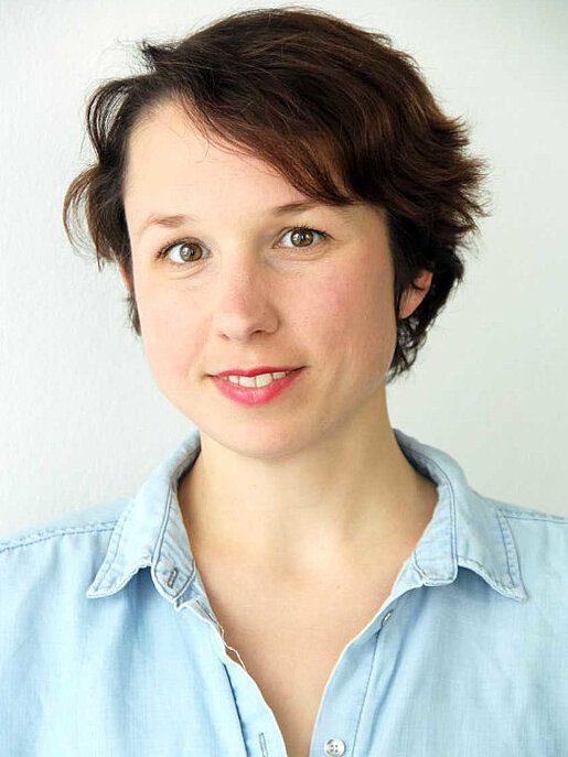 Frau mit kurzen, dunklen Haaren