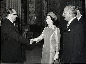 Das Bild zeigt Queen Elizabeth II., wie sie bei ihrem Staatsbesuch in Österreich dem Nationalratspräsidenten Alfred Maleta die Hand reicht