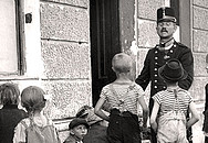 Historisches Bild zeigt Kinder vor einer Kriegsküche