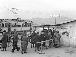 Soldaten kontrollieren die Identitätsausweise der PassantInnen an der Brücke zwischen Linz und Urfahr