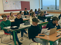 Schüler in der Schulklasse vor den Laptops