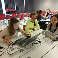 Schüler und Schülerinnen vor ihrem Laptop im Klassenzimmer