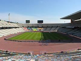 Ein leeres Stadion mit Fußballfeld und Laufbahnen
