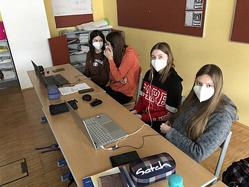SchülerInnen aus Horn sitzen vor ihren Laptops im Klassenzimmer