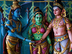 Drei farbenprächtige Statuen von hinduistischen Gottheiten
