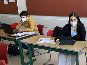 Zum Beitrag; SchülerInnen sitzen im Klassenraum vor dem Computer