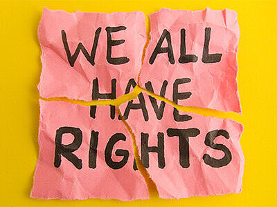 Handgeschriebener Zettel mit der Aufschrift "We all have Rights"