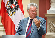 Bundespräsident Heinz Fischer vor der österreichischen Fahne