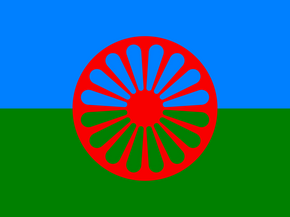 Ein blauer und ein grüner waagrechter Streifen, in der Mitte ein radförmiges Symbol