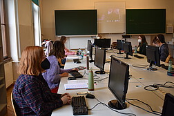 SchülerInnen aus St. Paul sitzen vor ihren Computerbildschirmen