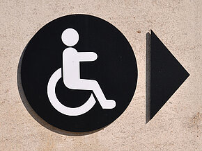 Schild mit Rollstuhlsymbol