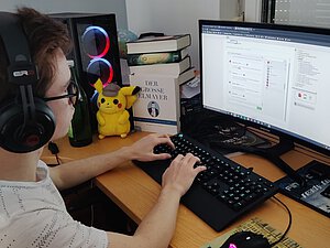 Schüler sitzt beim Chat vor seinem Computer