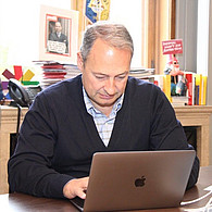 Nationalratsabgeordneter Andreas Schieder vor seinem Laptop im Büro.