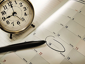 Kalender, Wecker und Kugelschreiber