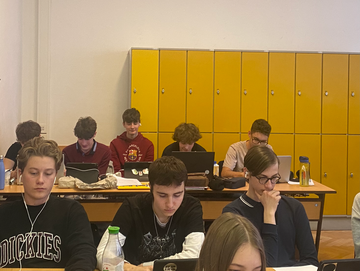 Schuelerinnen und Schueler des RG Komensky beim Chat zum Thema "Volksgruppen in OE" am 16.04.2026