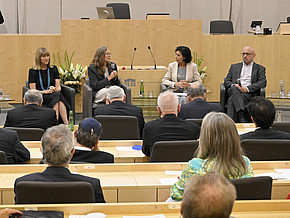 Auf dem Foto sind die Teilnehmer:innen der Podiumsdiskussion im Rahmen der Veranstaltung zu "30 Jahre Gedenkdienst" zu sehen