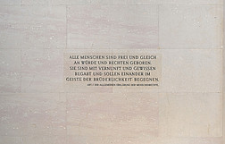 Wandtafel im Österreichischen Parlament mit dem Artikel 1 der Allgemeinen Erklärung der Menschenrechte