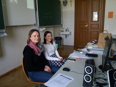 Zwei Schülerinnen des Stiftsgymnasium St. Paul sitzen beim Chat am Laptop 