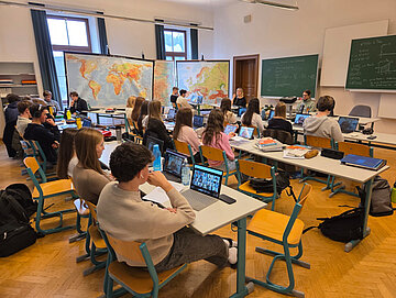 SchuelerInnen des Stiftsgymnasium St. Paul beim Chat zum Thema "UNO und Menschenrechte" am 15.12.2025