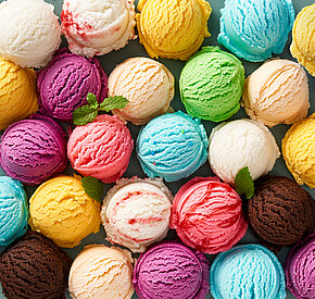 Bunte Eiskugeln