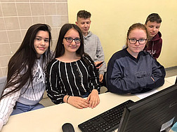 Schüler und Schülerinnen vor ihren Computern.