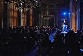 Uraufführung des Theatersolos „Feuerseele – sie kämpfte für den Frieden“ mit Maxi Blaha