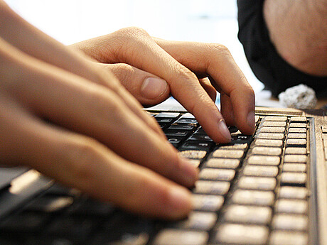 Finger tippen auf einer Tastatur