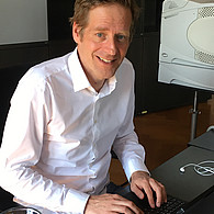 Nationalratsabgeordneter Jan Krainer vor seinem Computer im Büro