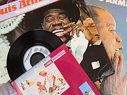 Schallplatten mit dem Jazzmusiker Louis Armstrong