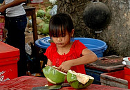 Ein junges, arbeitendes Mädchen in Kambodscha. 