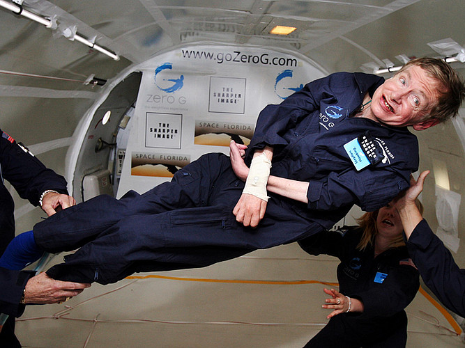 Stephen Hawking (hier bei einem Testflug im schwerelosen Raum)