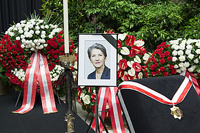 Bild der verstorbenen Nationalratspräsidentin Barbara Prammer umringt mit Kränzen