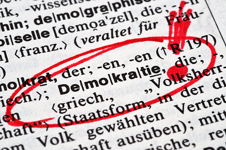 Wort "Demokratie" ist im Lexikon angezeichnet