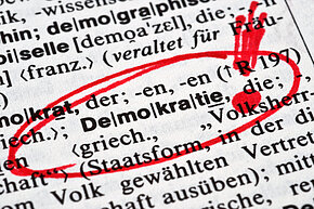 Wort "Demokratie" ist im Lexikon angezeichnet