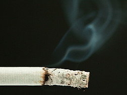 Zigarette auf einem schwarzen Hintergrund