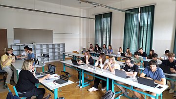Schüler:innnen des Stiftsgymnasium St. Paul beim Chat © privat
