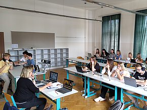 Schulklasse beim Chatten