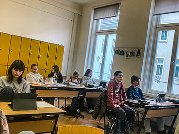 Schuelerinnen und Schueler des RG Komensky beim Chat zum Thema "Volksgruppen in OE" am 16.04.2026