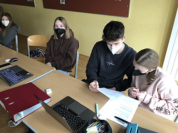 SchülerInnen aus Horn sitzen vor ihren Laptops im Klassenzimmer