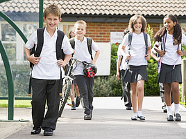 Kinder auf ihrem Schulweg