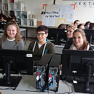 Blick ins Klassenzimmer mit Schüler und Schülerinnen vor ihren Computern.