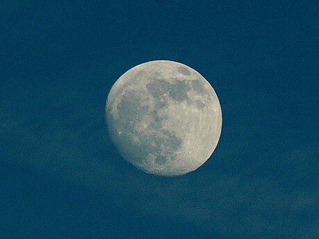 Mond vor nachtblauem Himmel