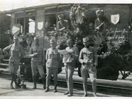 Soldaten beim Zug vor der Abfahrt nach Galizien 1914