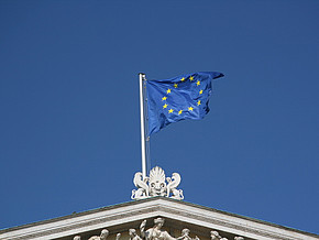 Flagge der EU am Dach des Österreichischen Parlaments