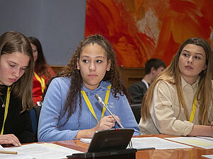 Schülerinnen beim Jugendparlament im Redoutensaal
